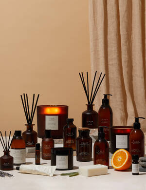 marksandspencer_HOME Apothecary_CALM_esencialni oleje levandule pomeranc salvej cedr_svicka se 3 knoty 499Kc_vonny olejicek 99Kc_difuzer 499Kc_mala svicka 249Kc_sprej pokoj a obleceni 199Kc.jpg